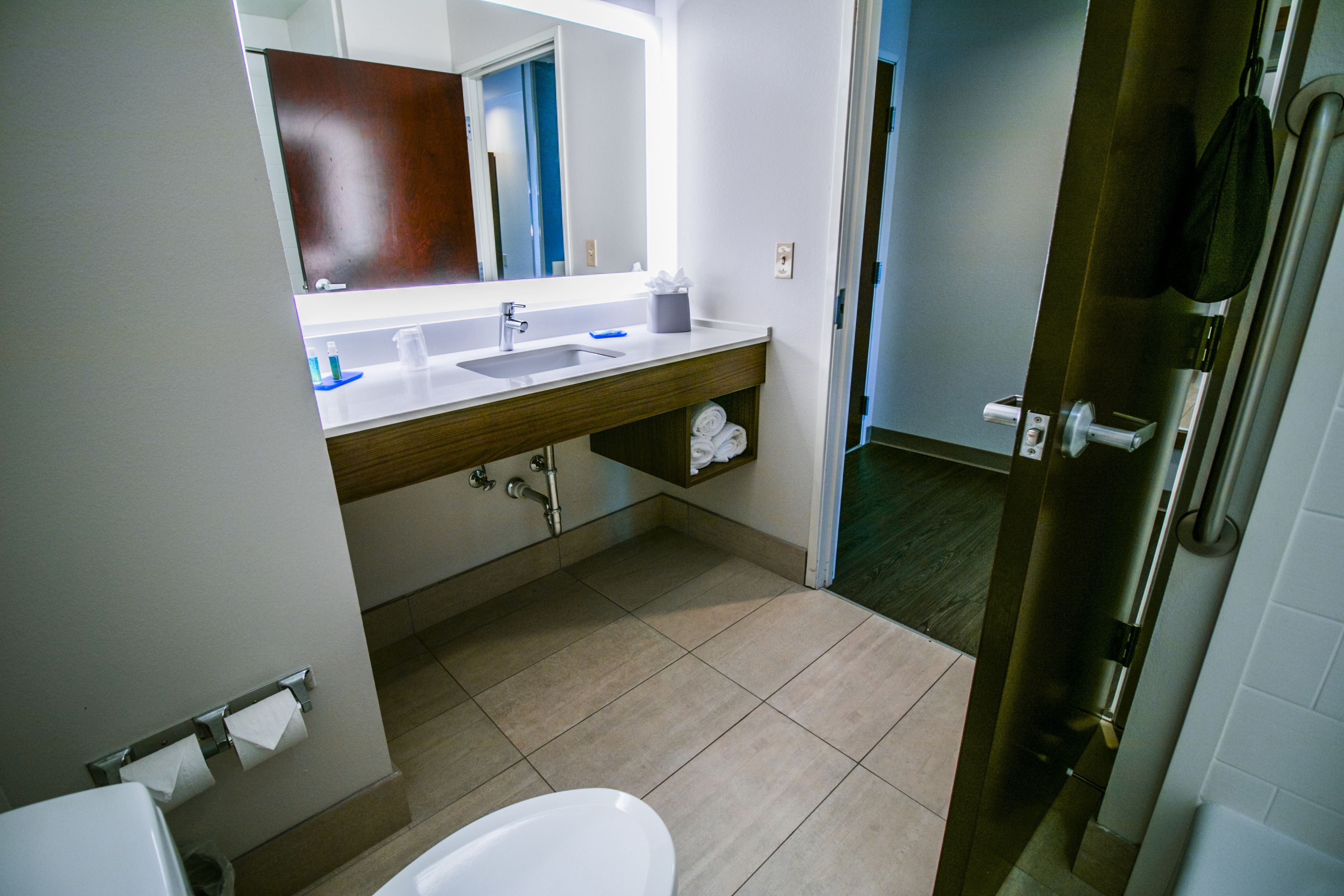 suite, 1 king bed | bathroom | combined shower/bathtub, hair dryer, towels