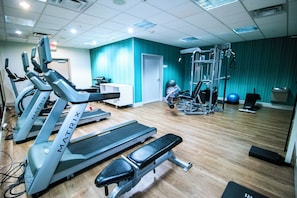 A gym with treadmills, a bench, and weightlifting equipment. - Holiday Inn Express Hotel & Suites, a Baton Rouge-Port Allen by IHG (Port Allen)