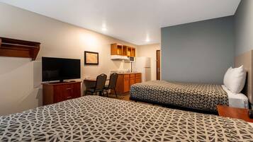 Habitación estándar, 2 camas dobles, no fumadores | Escritorio, tabla de planchar con plancha, wifi gratis y ropa de cama