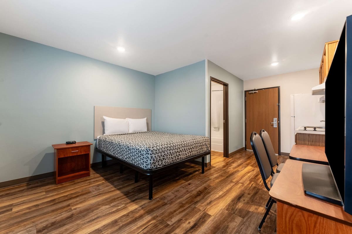 Desk, iron/ironing board, free WiFi, bed sheets