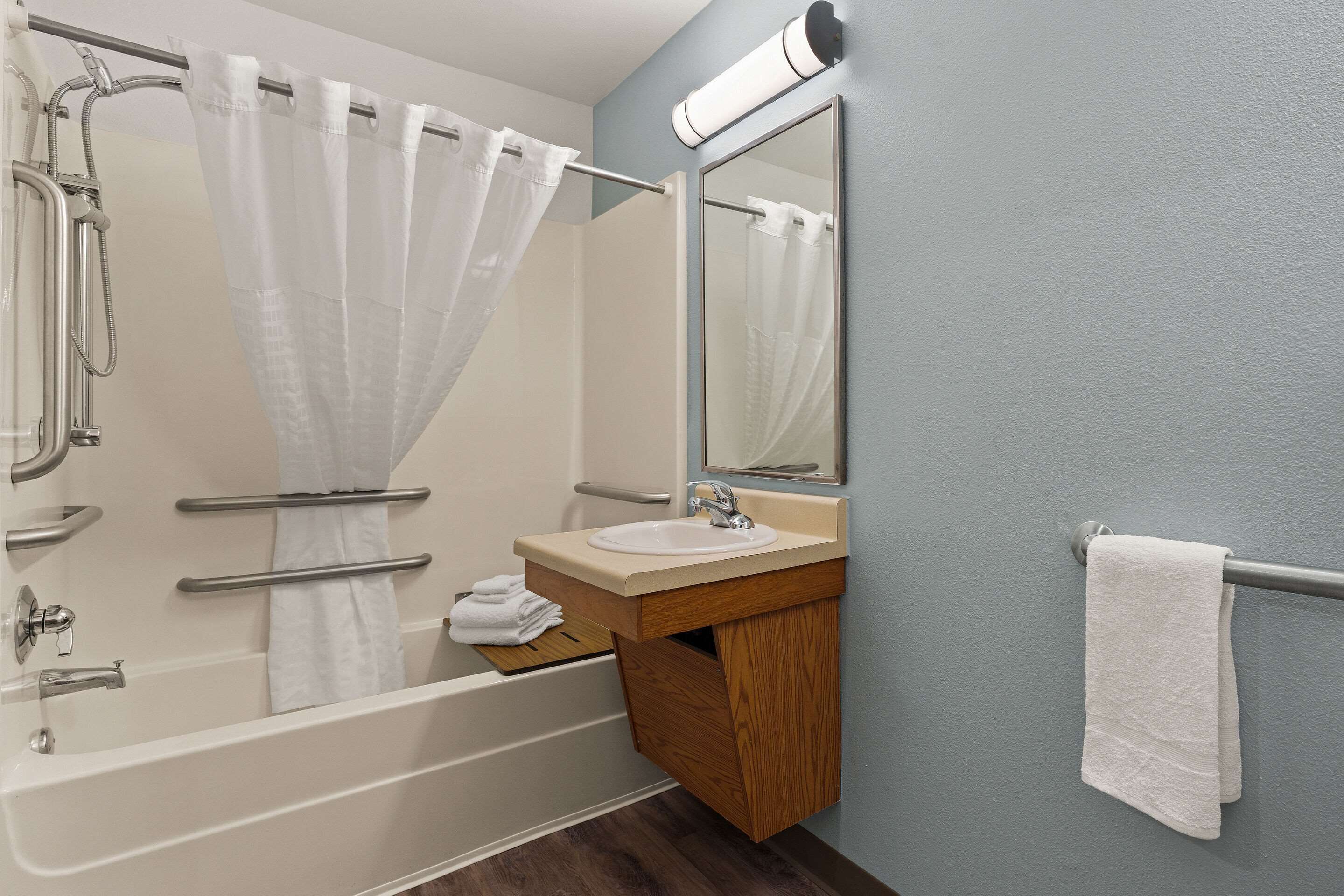 Combined shower/tub, hair dryer, towels
