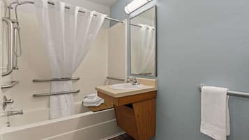 Combined shower/tub, hair dryer, towels