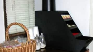 Frigorífico pequeño y microondas