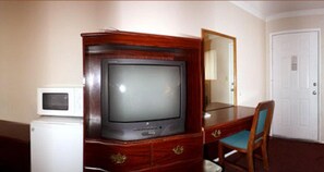 Desk, laptop workspace, iron/ironing board, free WiFi - Sunset Inn and Suites (West Sacramento)