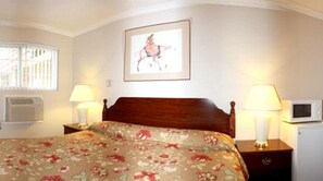 Desk, laptop workspace, iron/ironing board, free WiFi - Sunset Inn and Suites (West Sacramento)