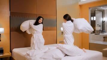 Room, 1 King Bed | Premium bedding, minibar, in-room safe, desk