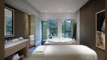 Hydroterapi, aromaterapi, kroppsinnpakning og kroppsskrubb