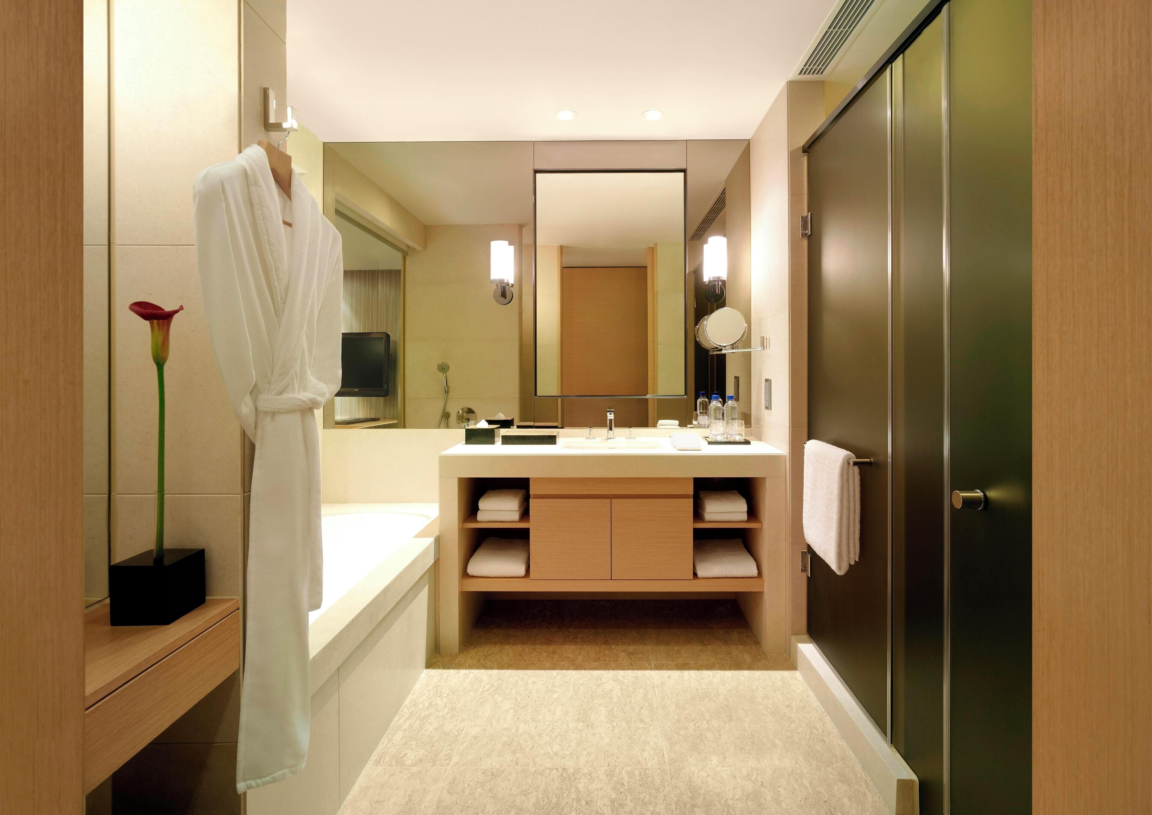 Two-Bedroom Deluxe Executive Suite  | Bathroom | Shower, rainfall showerhead, free toiletries, hair dryer