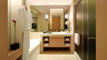 Two-Bedroom Deluxe Executive Suite | Bathroom | Shower, rainfall showerhead, free toiletries, hair dryer