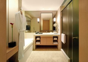Departamento Deluxe, 2 habitaciones | Baño | Regadera, regadera tipo lluvia, amenidades de baño gratuitas 