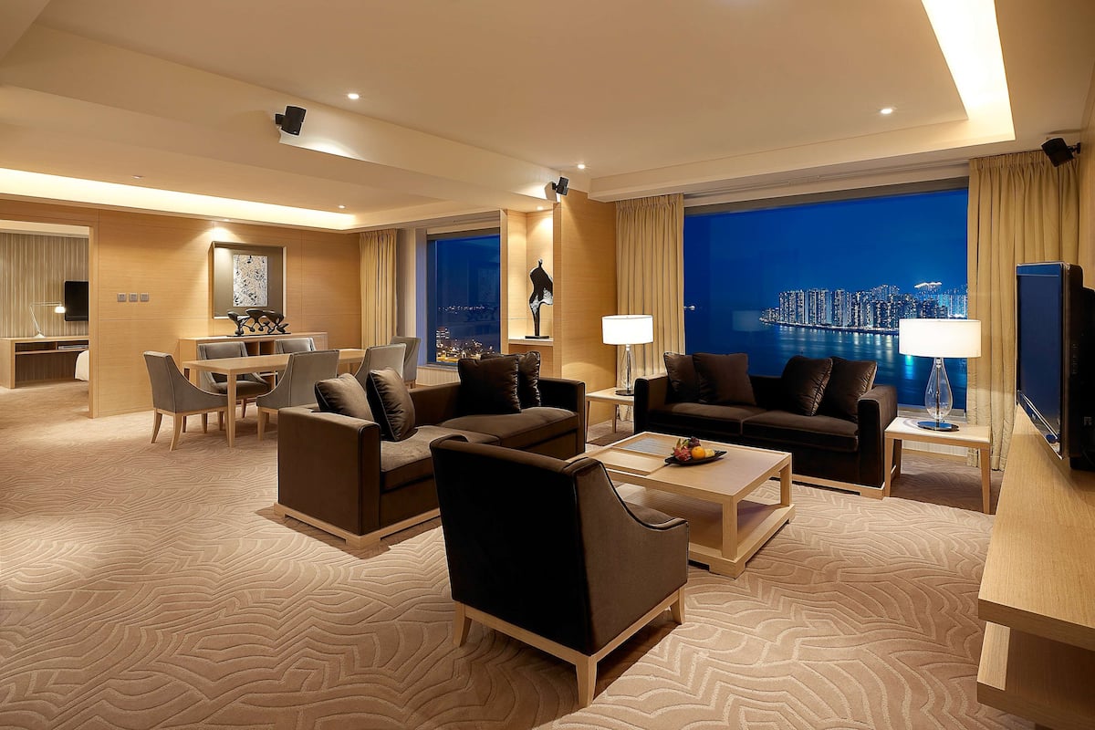 Executive Suite (Regency) | Premium bedding, minibar, in-room safe, desk