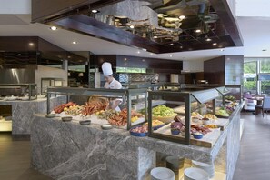 2 restaurantes; se sirven desayunos, comidas y cenas