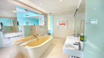 Suite | Bathroom | Combined shower/bathtub, free toiletries, hair dryer, towels