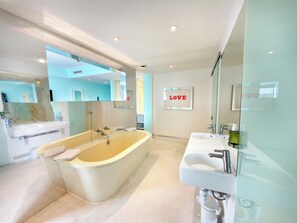 ห้องสวีท | ห้องน้ำ | ฝักบัวในอ่างอาบน้ำ, ของใช้ในห้องน้ำฟรี, ไดร์เป่าผม, ผ้าเช็ดตัว