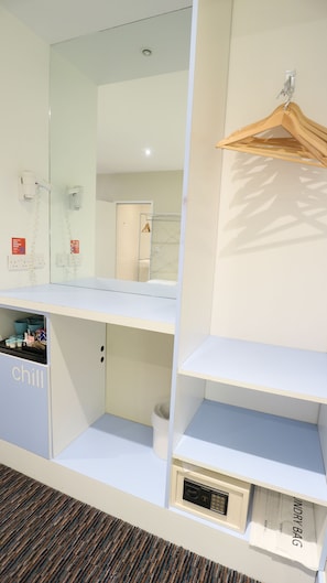 Quadruple Room | In-room safe, desk, blackout drapes, iron/ironing board