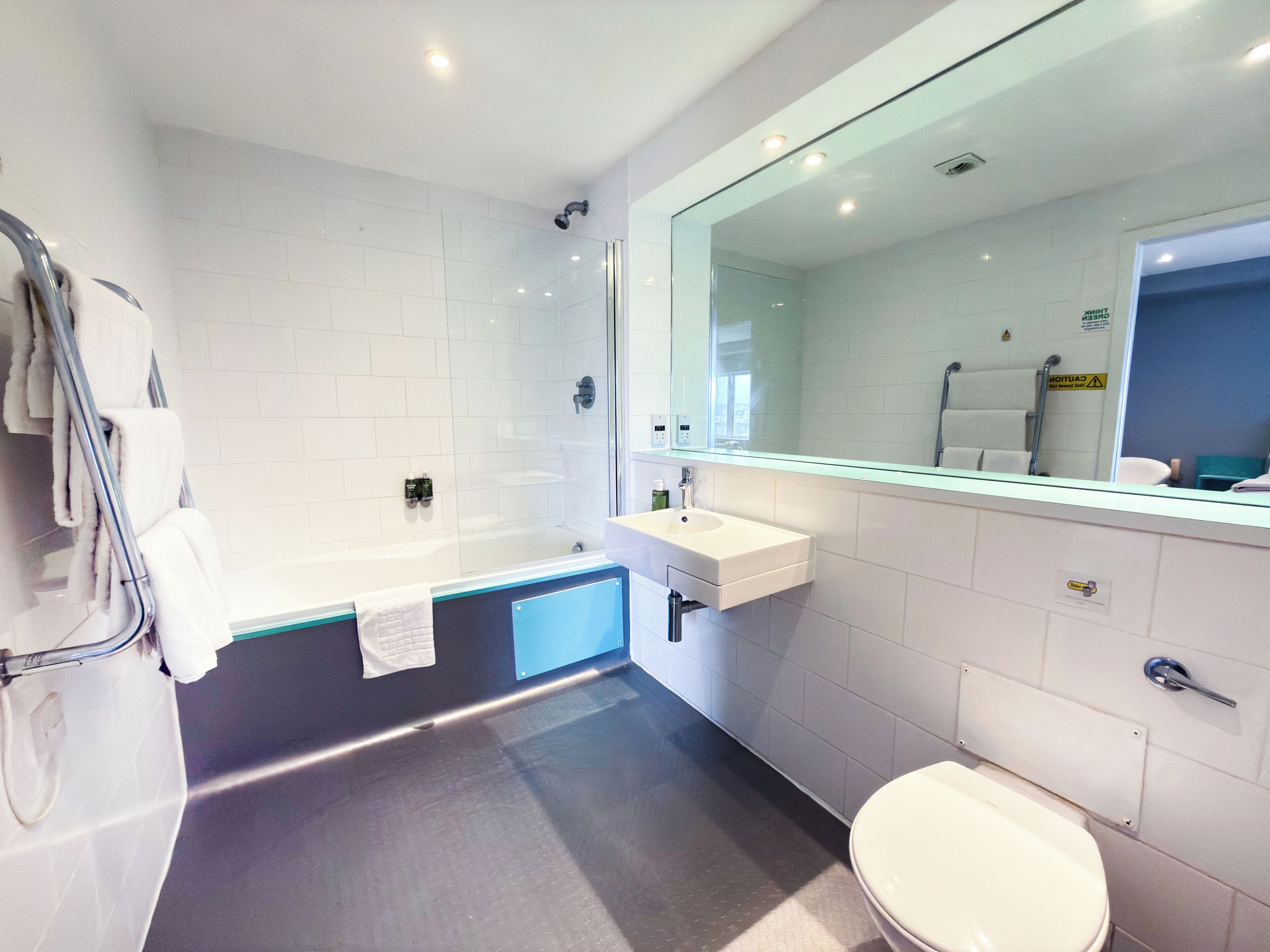 Family Room | Bathroom | Combined shower/bathtub, free toiletries, hair dryer, towels