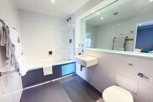 Camera familiare | Bagno | Combinazione doccia/vasca, set di cortesia gratuito, asciugacapelli