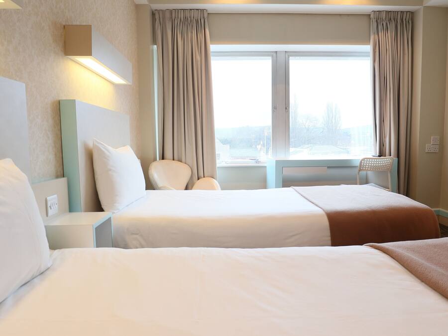 Quarto duplo standard | Cofres nos quartos, escrivaninha, cortinas blackout