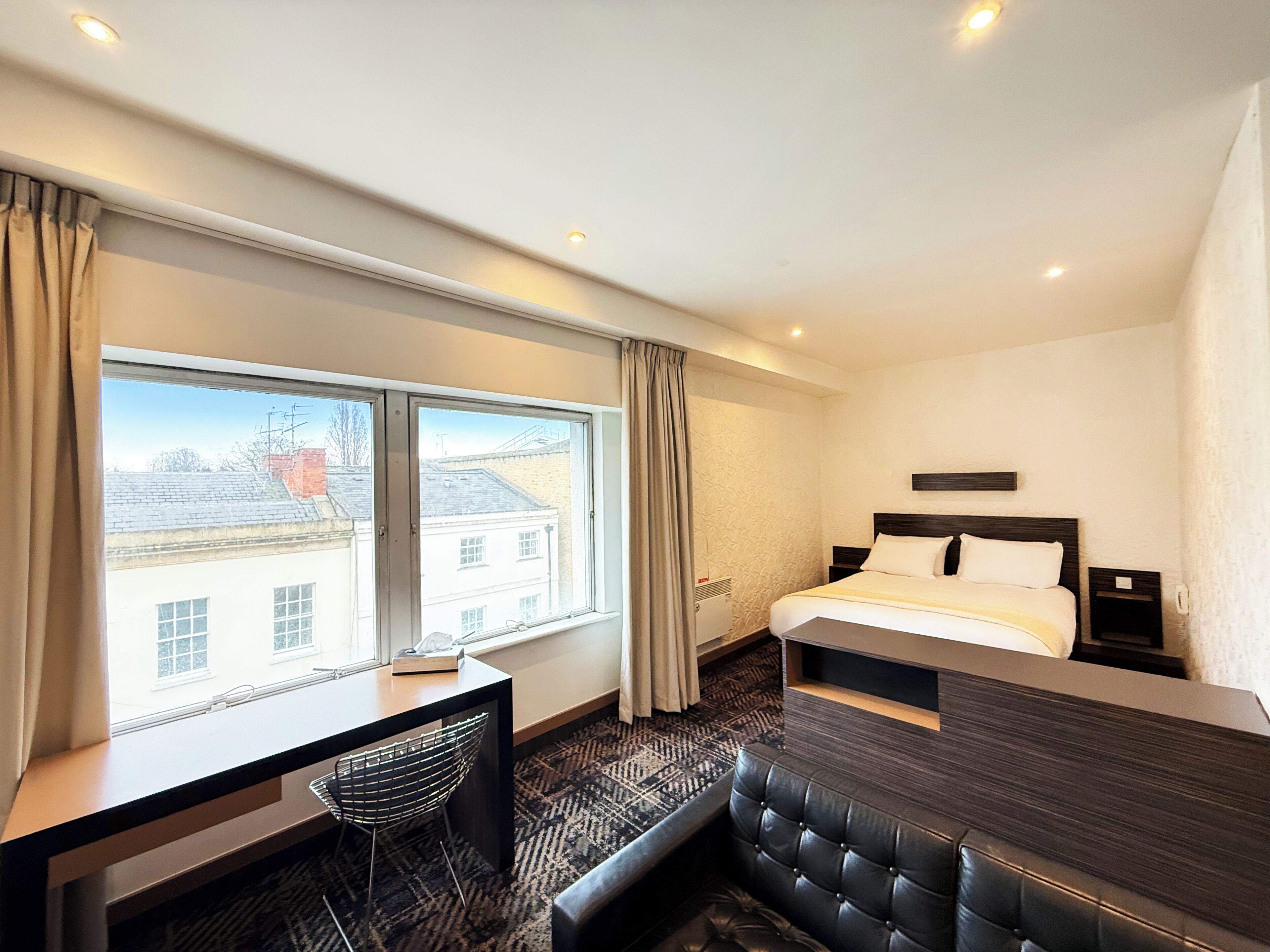 Executive suite | Een kluis op de kamer, een bureau, verduisterende gordijnen