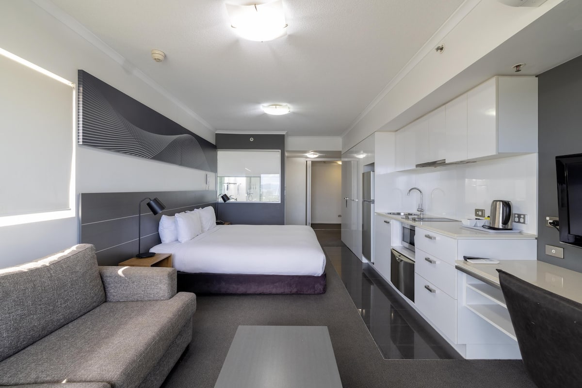 Two Bedroom Dual Key | Desk, iron/ironing board, cribs/infant beds, free WiFi