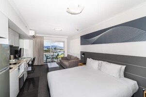 Escritorio, tabla de planchar con plancha, cunas y wifi gratis 