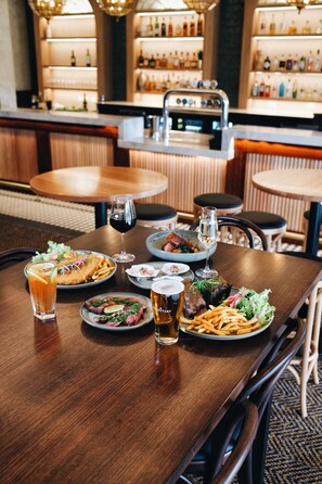 Phục vụ bữa trưa, bữa tối, món địa phương và quốc tế, nhìn ra biển 