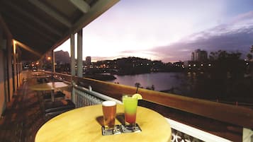 Se sirven comidas, cenas y cocina local e internacional con vista al mar