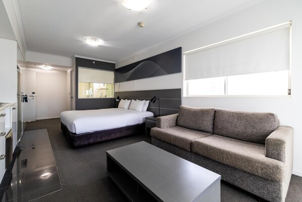Mt Stuart Studio | Desk, iron/ironing board, cribs/infant beds, free WiFi - Oaks Townsville Hotel (South Townsville)