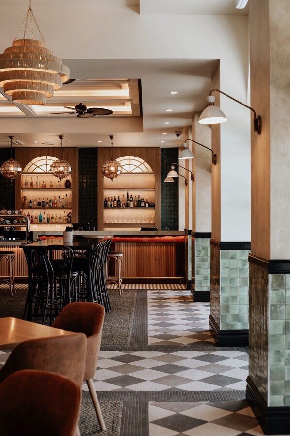 Lounas, paikallinen ja kansainvälinen keittiö, näkymät valtamerelle