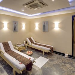 Couples treatment room(s), sauna, steam room, body treatments