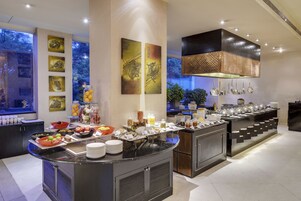 Café da manhã com buffet todos os dias (INR 1062 por pessoa) 