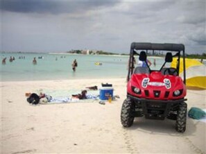 靠近海滩、白沙、沙滩椅、沙滩毛巾