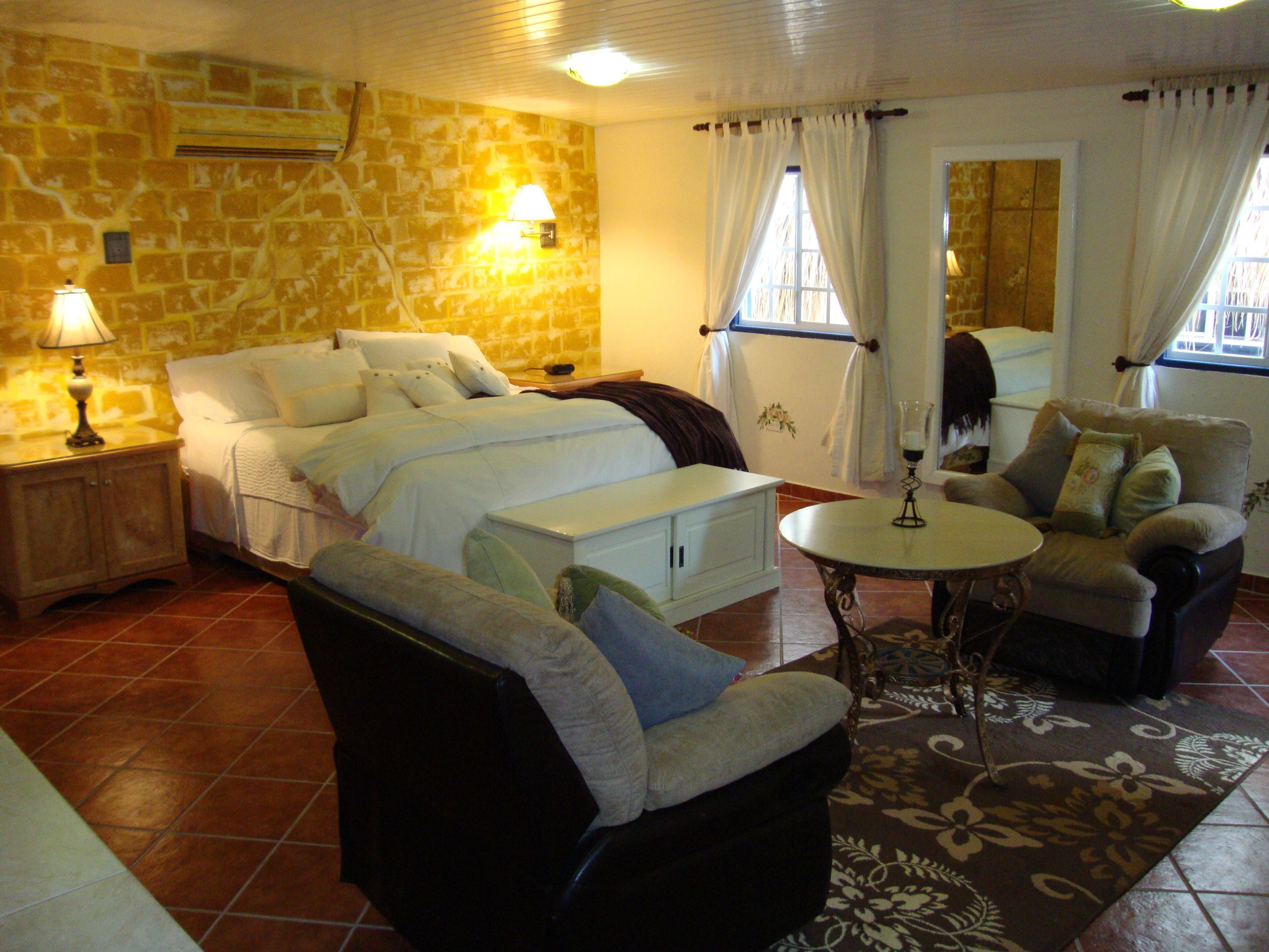 King/Double Queen Suite with Living Room | 埃及棉床單、高級寢具、羽絨被、Tempur-Pedic 床墊