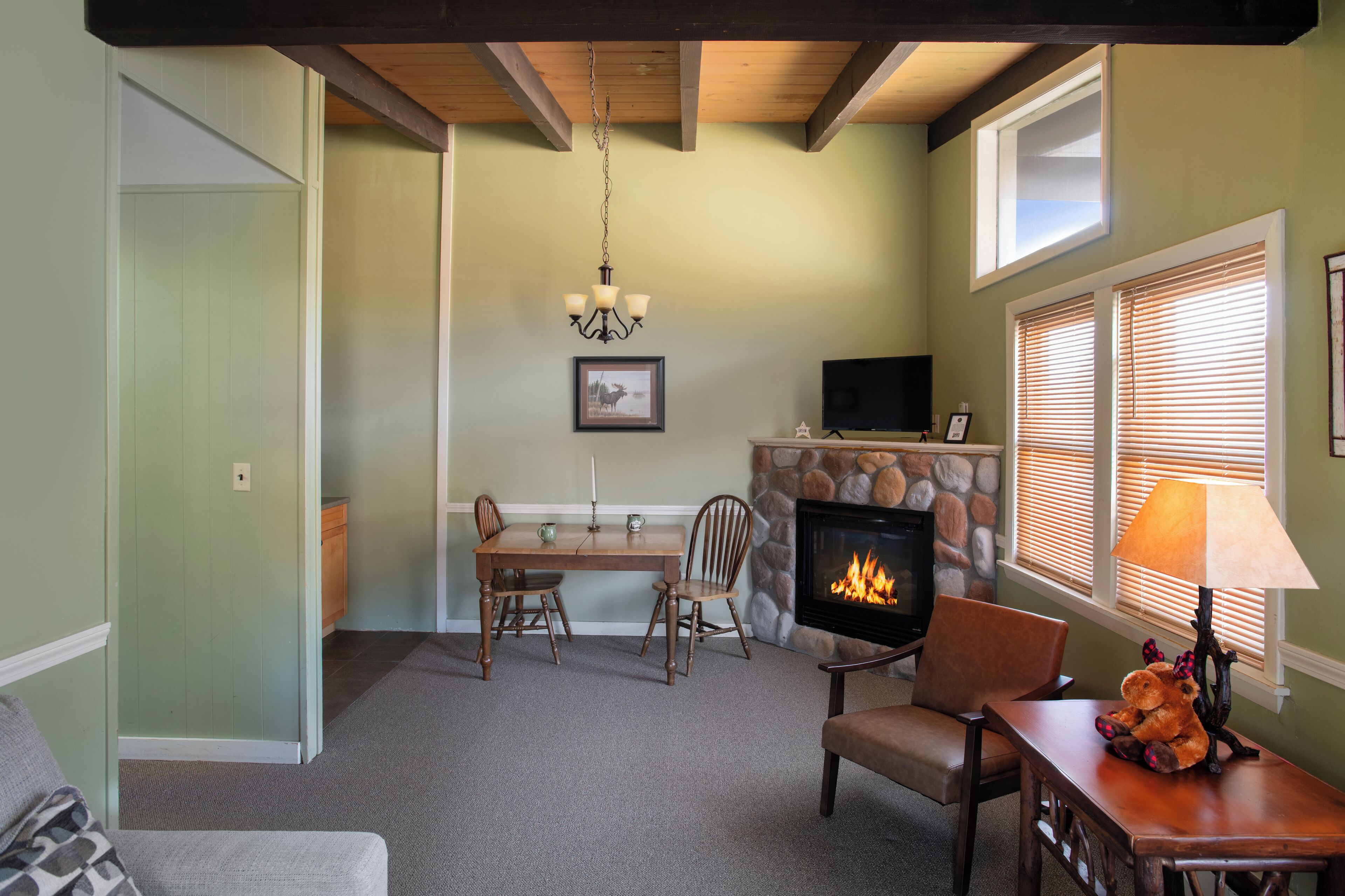 Una sala de estar acogedora con chimenea, un comedor y un espacio de descanso cómodo.