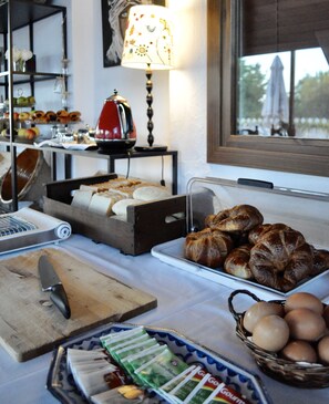 Petit déjeuner buffet (10 EUR par personne)