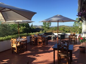 Petit déjeuner, déjeuner et dîner servis sur place, vue sur le jardin