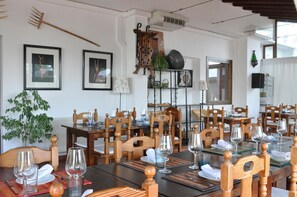 Frühstück, Mittagessen, internationale Küche, Blick auf den Garten 