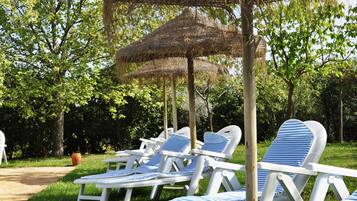 Una piscina al aire libre de temporada (de 10:00 a 20:00), sombrillas