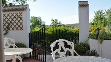 Petit déjeuner, déjeuner et dßner servis sur place, vue sur le jardin