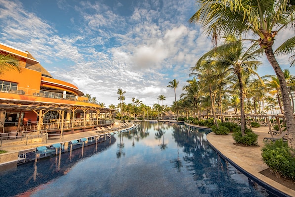 4 piscinas externas, guarda-sóis, espreguiçadeiras