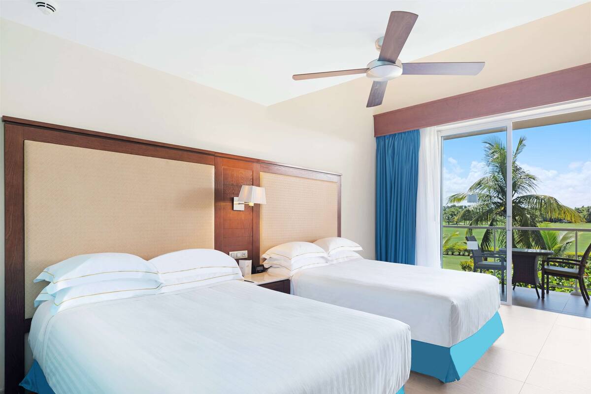 Kamar Superior | Seprai premium, minibar, brankas, dan meja kerja