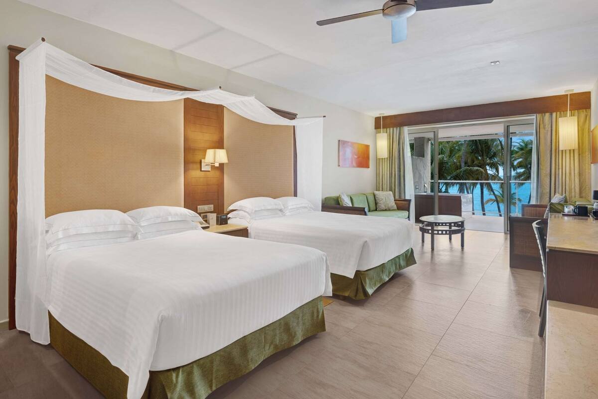Suite Junior, pemandangan laut (Premium Level) | Seprai premium, minibar, brankas, dan meja kerja