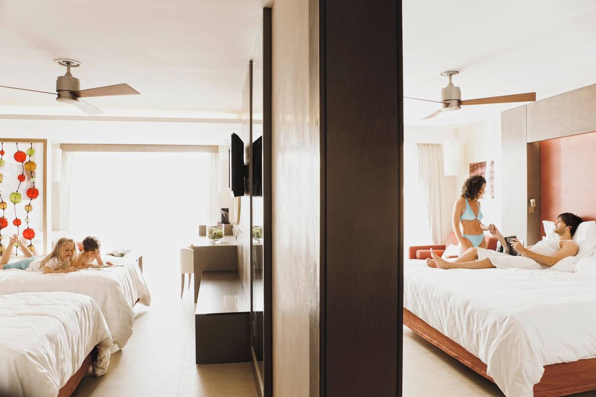 Seprai premium, minibar, brankas, dan meja kerja