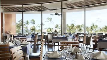 7 restaurants, serveren ontbijt, lunch, diner, internationale gerechten