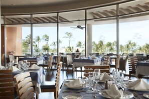 7 ristoranti, aperti a colazione e a pranzo, cucina internazionale