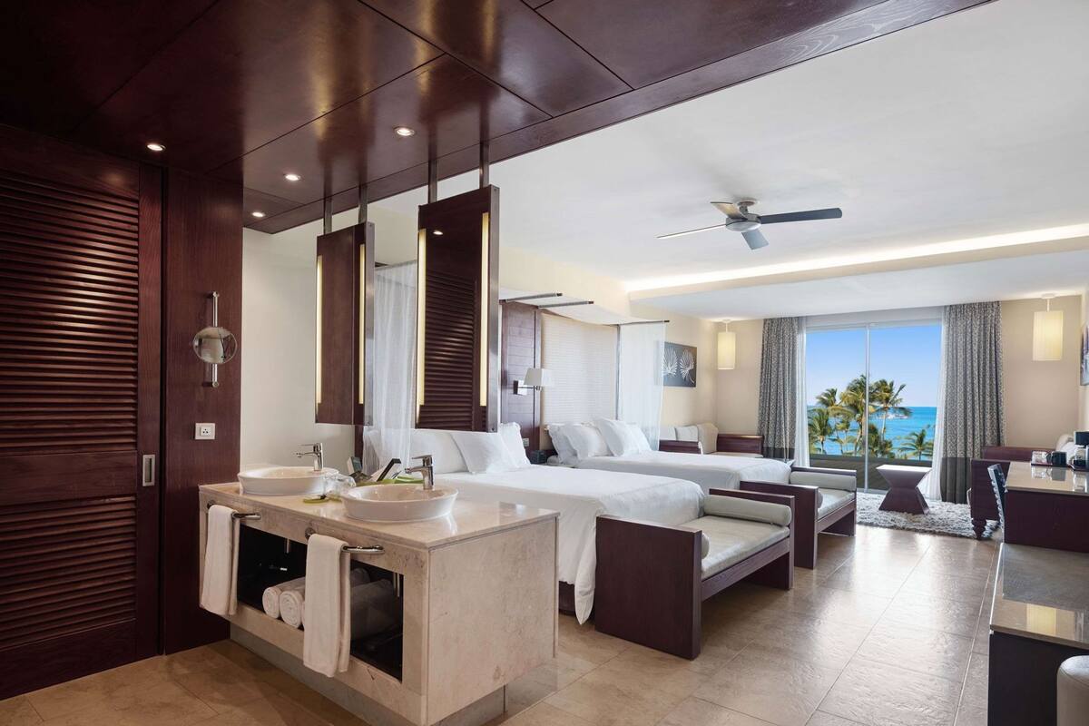 Seprai premium, minibar, brankas, dan meja kerja