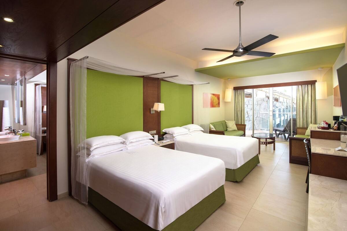 Seprai premium, minibar, brankas, dan meja kerja