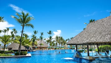 4 piscines extérieures, parasols de plage, chaises longues