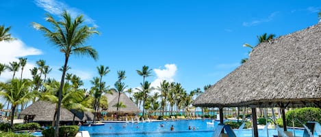 4 piscines extérieures, parasols de plage, chaises longues