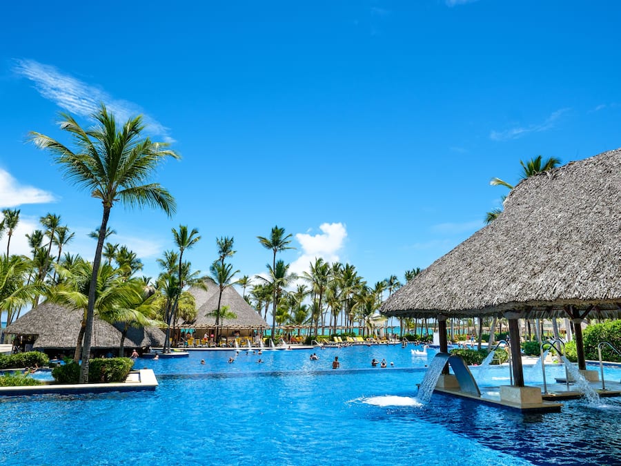4 piscines extérieures, parasols de plage, chaises longues